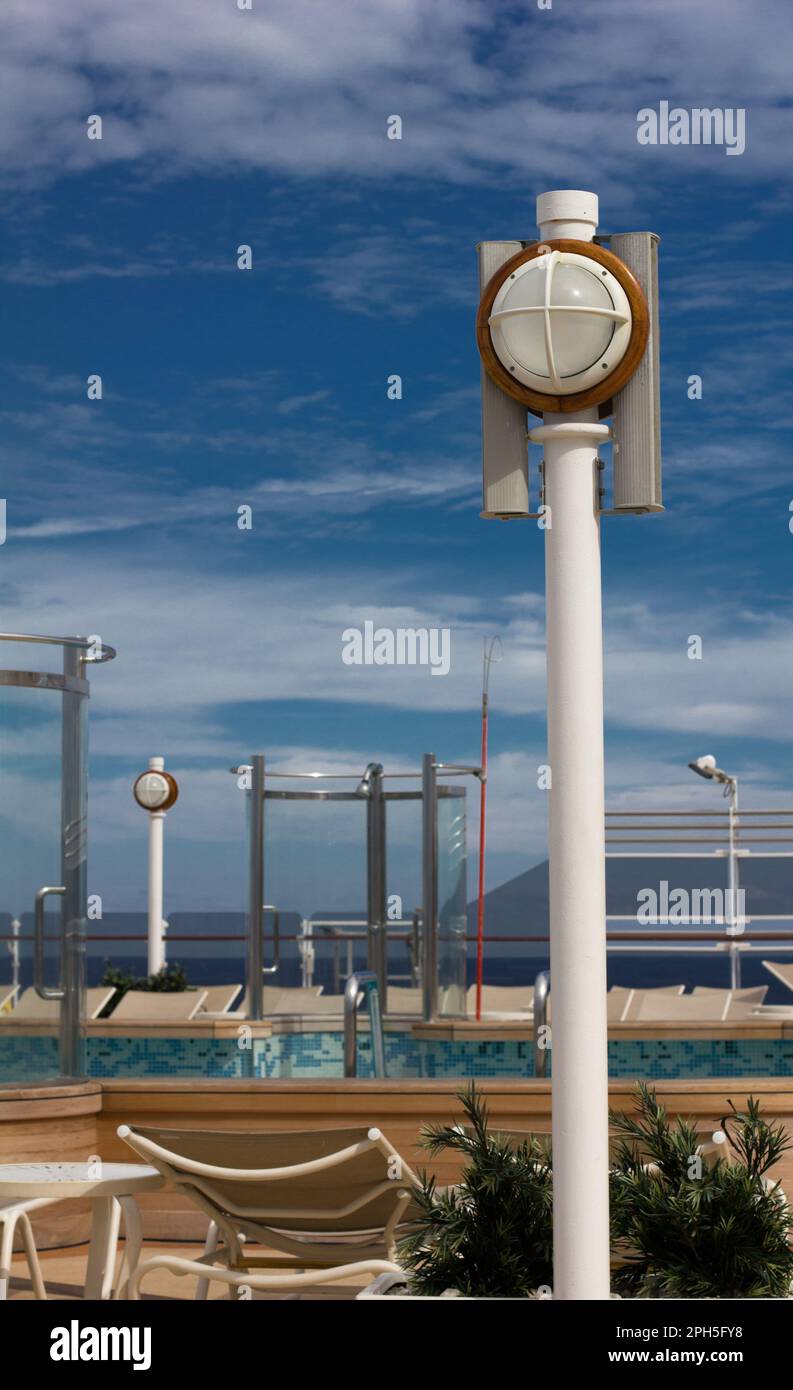 La terrasse du navire est illuminée près de la piscine sur le paquebot de croisière Cunard Queen Elizabeth. Banque D'Images