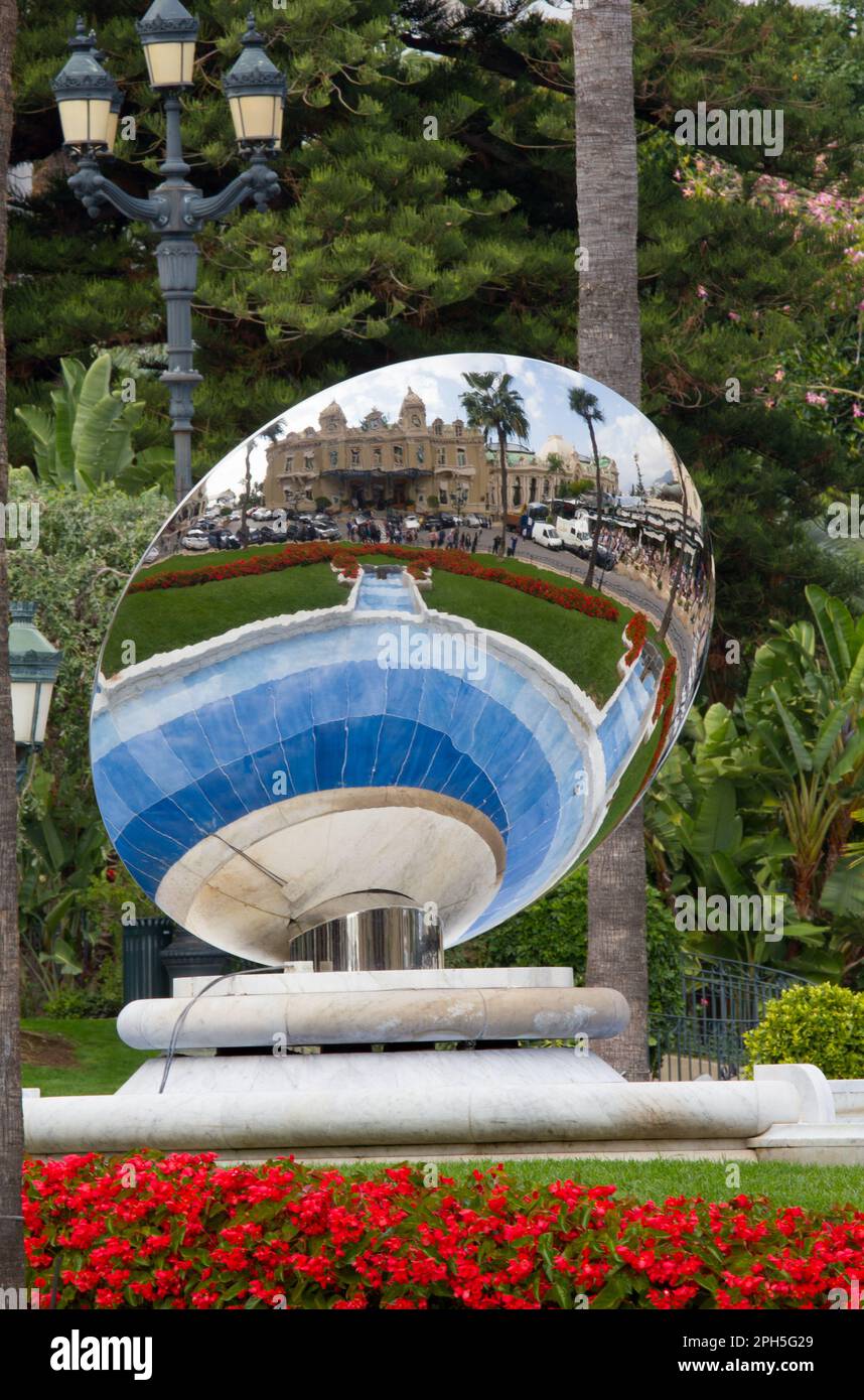 L'Anish Kapoor Sky rétroviseurs en place du casino de Monte Carlo à Monaco. Dans le miroir reflète Casino Banque D'Images