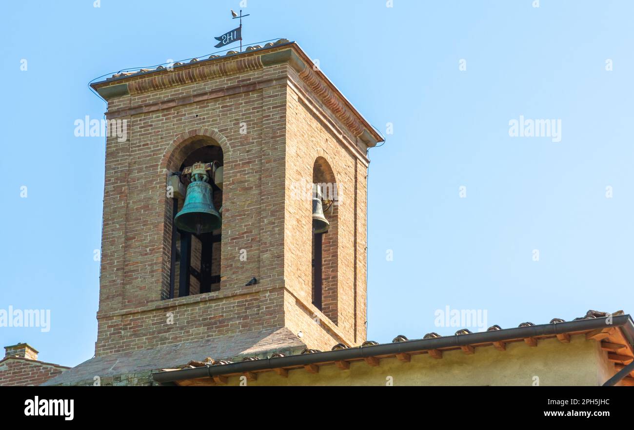 Clocher de la Pieve de Santi Pietro e Paolo à Coiano. Un bâtiment roman situé sur l'une des routes de la via Francigena - Castelfiorentin Banque D'Images