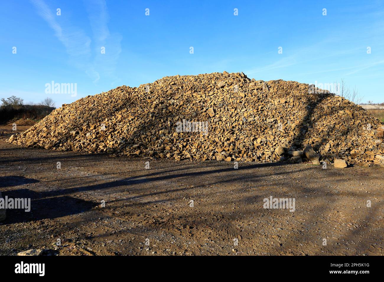 Une pile de pierres est stockée dans un champ Banque D'Images
