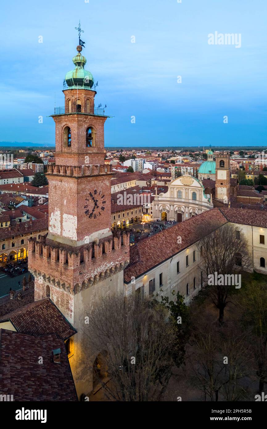 Vue aérienne de la place Pizza Ducale et de la tour Bramante dans le centre-ville de Vigevano. Vigevano, quartier de Pavie, Lomellina, Lombardie, Italie. Banque D'Images