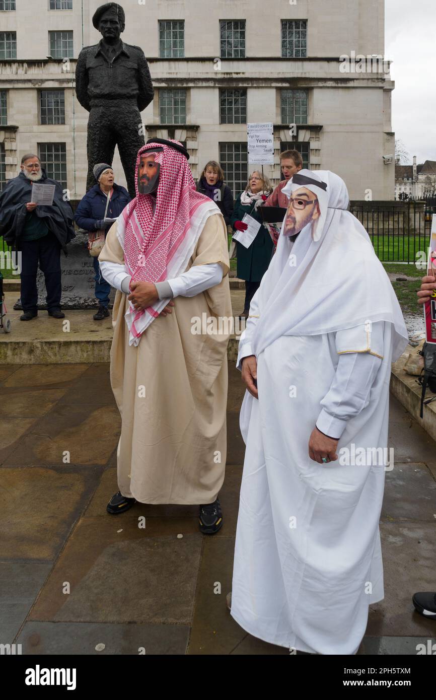 Londres, Royaume-Uni. 26 mars 2023. 8 ans après le début de l'assaut brutal contre le Yémen par les forces dirigées par l'Arabie saoudite, les gens se tiennent en vigile à Downing St organisé par le CAAT pour les milliers de morts et appellent le Royaume-Uni à cesser de fournir des armes. L'ONU estime que plus de 377 000 000 personnes avaient perdu la vie à la fin de 2021 et que le Royaume-Uni a fourni des armes pour une valeur de plus de £23 milliards. Deux hommes portent des peignoirs et des masques de dirigeants saoudiens. Peter Marshall/Alay Live News Banque D'Images