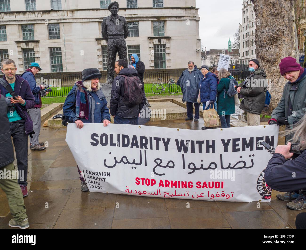 Londres, Royaume-Uni. 26 mars 2023. 8 ans après le début de l'assaut brutal contre le Yémen par les forces dirigées par l'Arabie saoudite, les gens se tiennent en vigile à Downing St organisé par le CAAT pour les milliers de morts et appellent le Royaume-Uni à cesser de fournir des armes. L'ONU estime que plus de 377 000 000 personnes avaient perdu la vie à la fin de 2021 et que le Royaume-Uni a fourni des armes pour une valeur de plus de £23 milliards. Peter Marshall/Alay Live News Banque D'Images