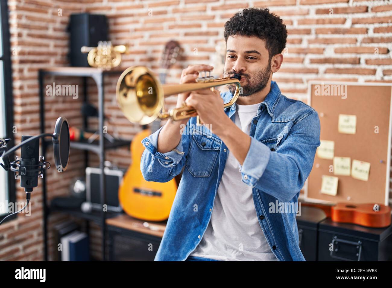 Jeune musicien arabe jouant de la trompette dans un studio de musique Photo  Stock - Alamy