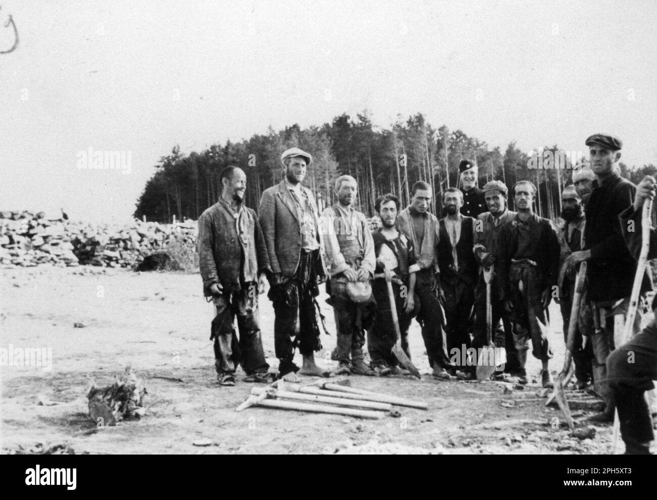 Les travailleurs forcés juifs au camp de Belzec, la photo de l'époque où Belzec était un camp de prison et pas encore le camp de la mort. Banque D'Images