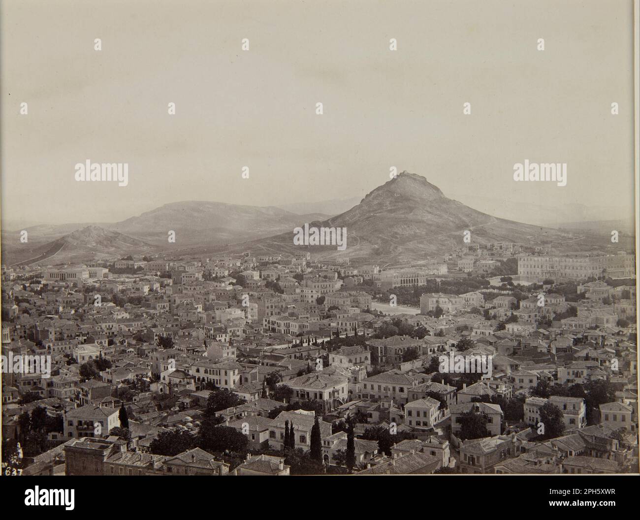 Vue d'Athènes depuis l'Acropole avec la colline du Lycabette en arrière-plan 1865 par Francis Frith Banque D'Images