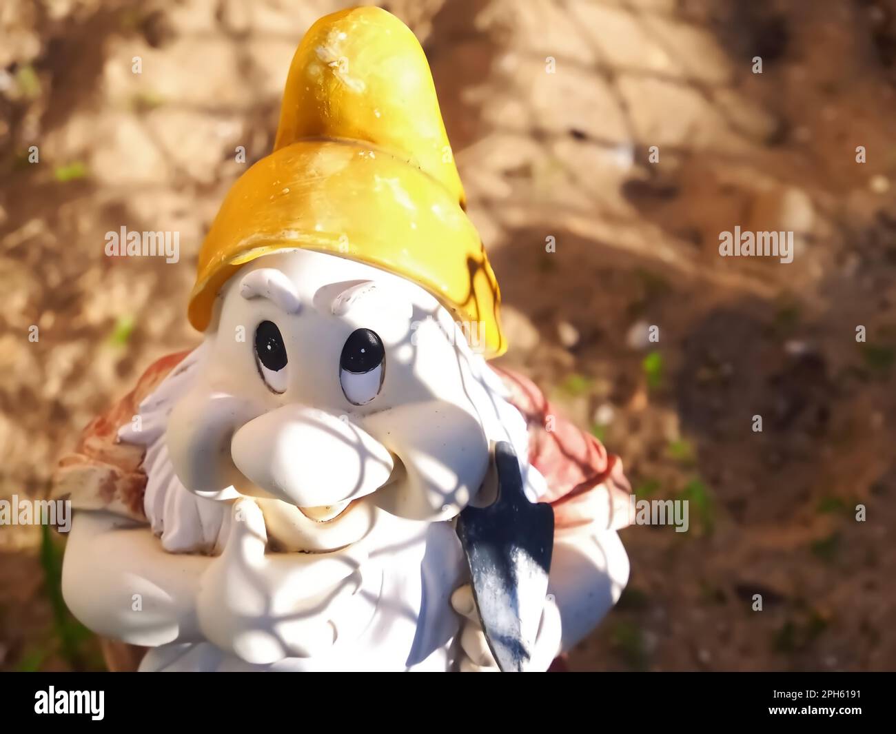 Joli gnome de jardin avec fond marron Banque D'Images