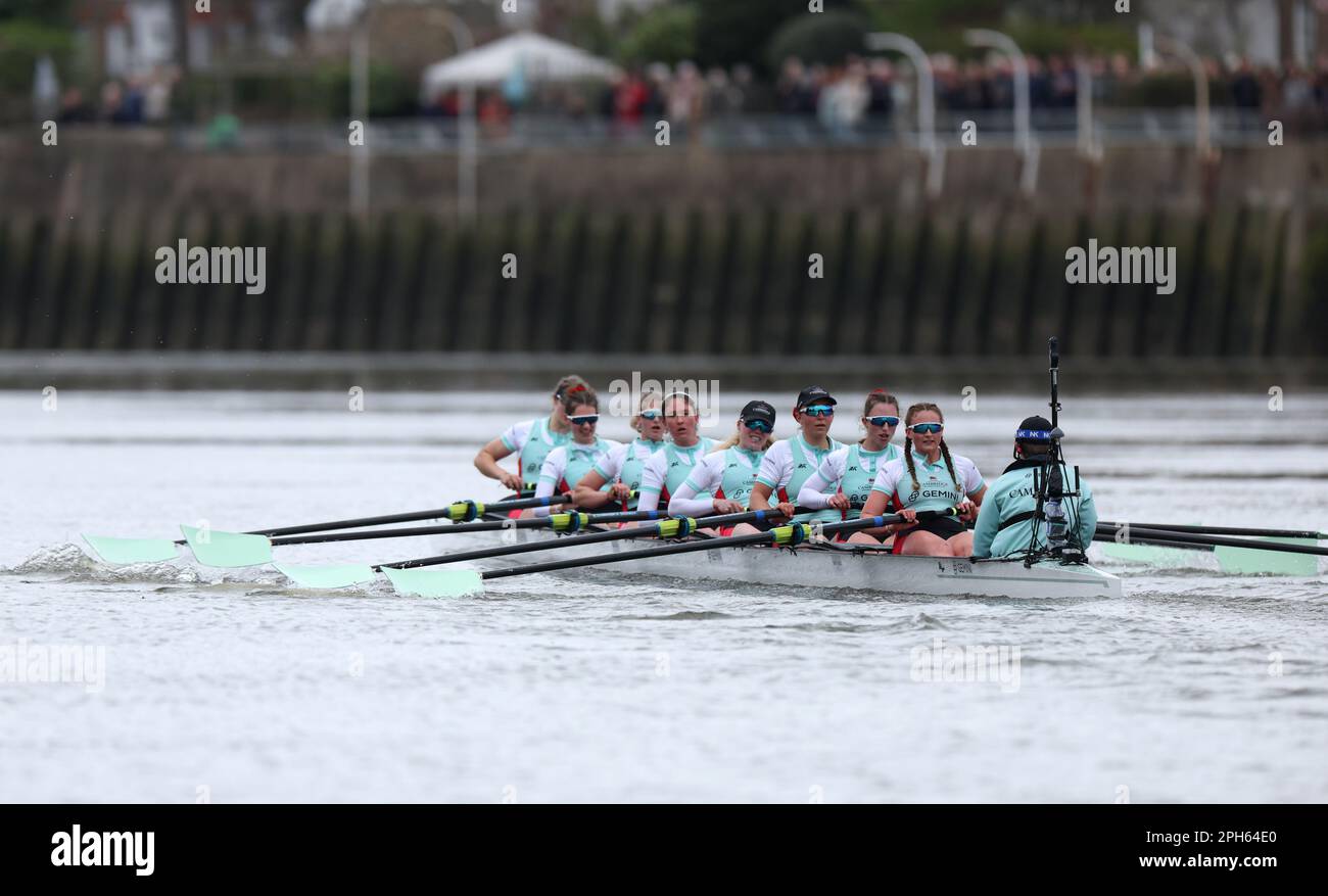 L'équipage de Cambridge en action pendant la course féminine lors de la course de bateaux Gemini 77th 2023 sur la Tamise à Londres. Date de la photo: Dimanche 26 mars 2023. Banque D'Images