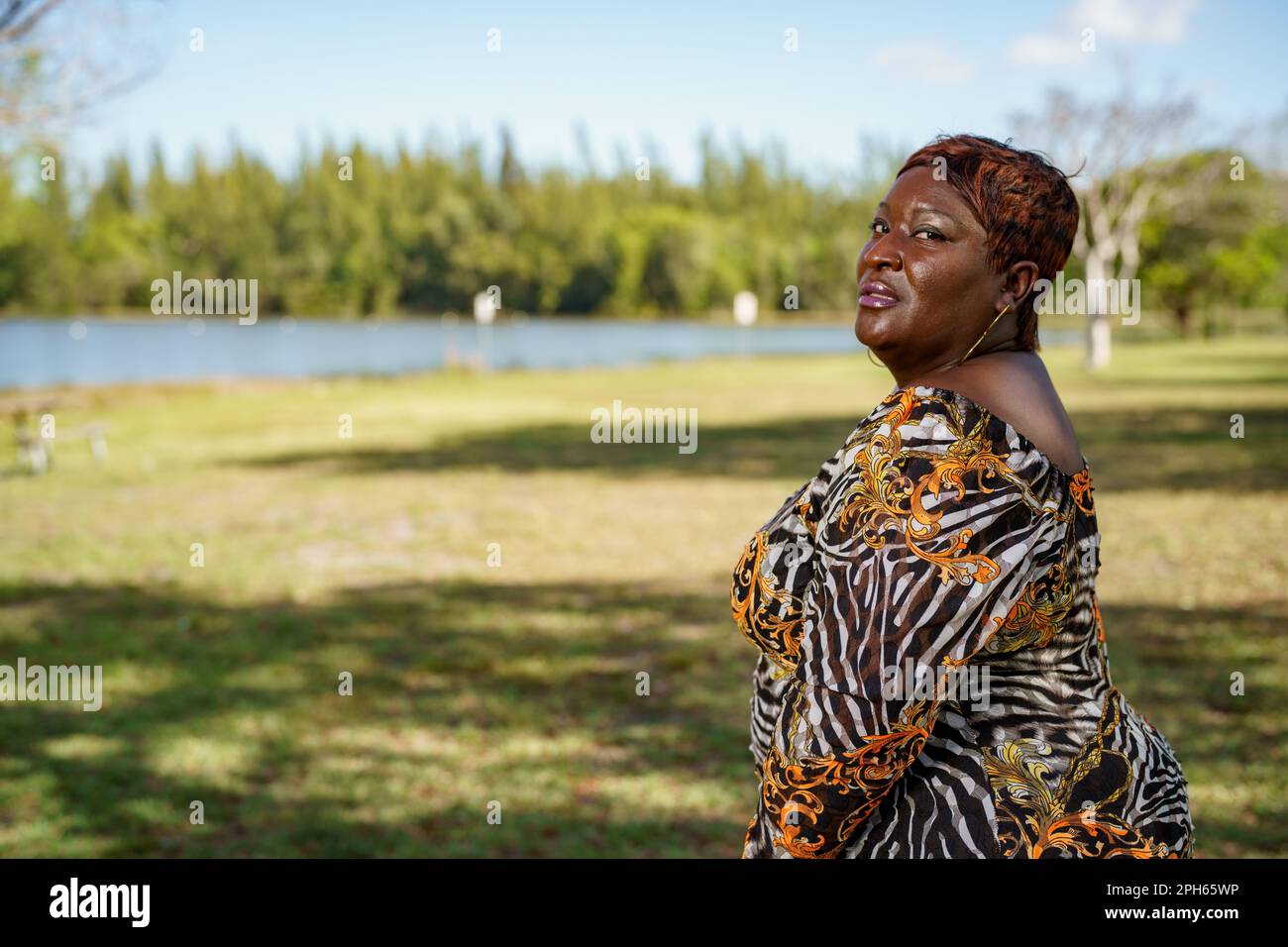 Image d'un modèle de taille plus bbw posé à l'extérieur dans le parc Banque D'Images