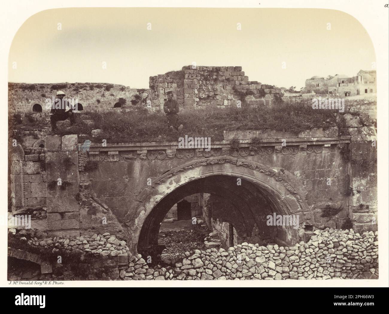 Entrée à l'hôpital des Chevaliers de St. John 1865 par James McDonald Banque D'Images