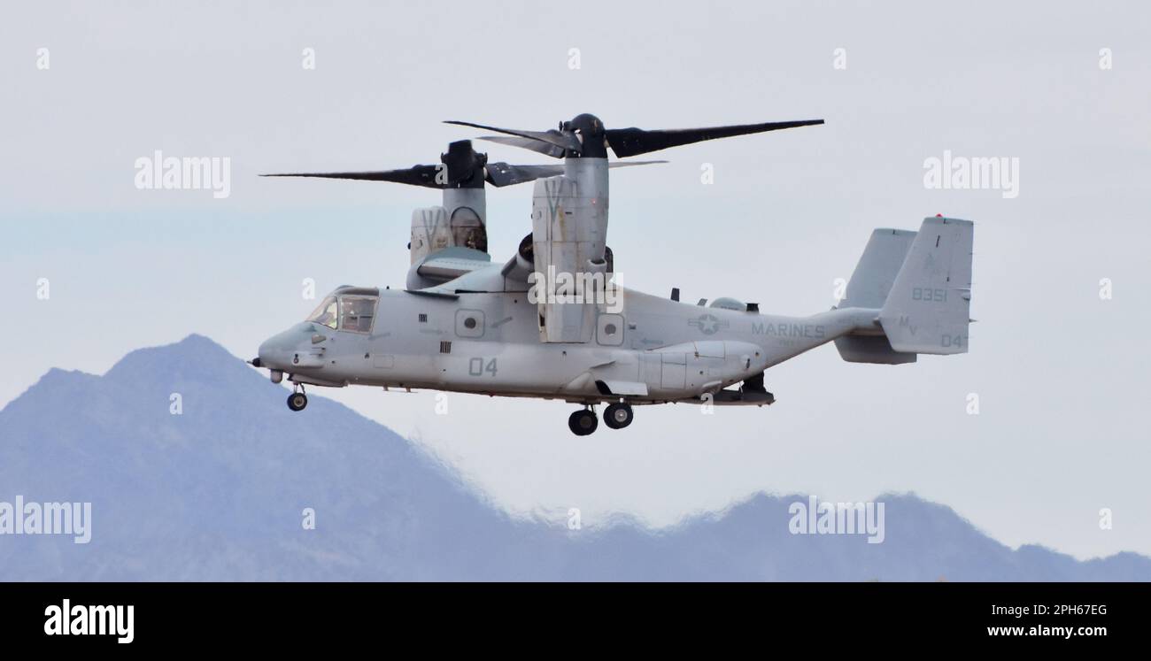 Un Marine Corps MV-22 Osprey tilt-rotor aéronefs atterrissant sur MCAS Yuma. Cette MV-22 appartient à l'escadron VMX-1. Banque D'Images