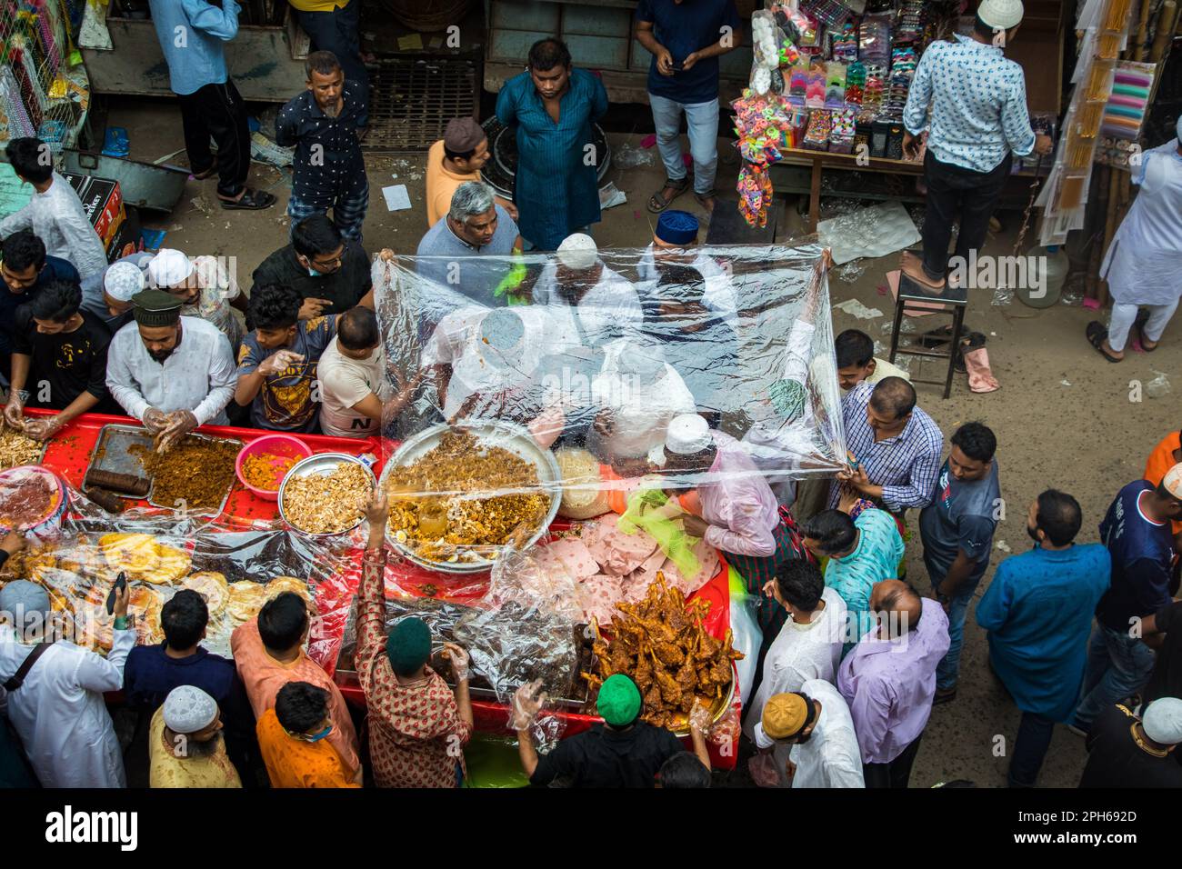 Vieux Dhaka, Bangladesh. 24th mars 2023. Les vendeurs bangladais vendent les articles d'Iftar à Chawkbazar le premier jour du mois sacré musulman du Ramadan dans le Vieux Dhaka, au Bangladesh, sur 24 mars 2023. Chaque année, un marché traditionnel de l'Iftar est ouvert à cette occasion pendant près de 400 ans dans le vieux Dhaka. (Photo de Md Noor Hossain/Pacific Press/Sipa USA) Credit: SIPA USA/Alay Live News Banque D'Images