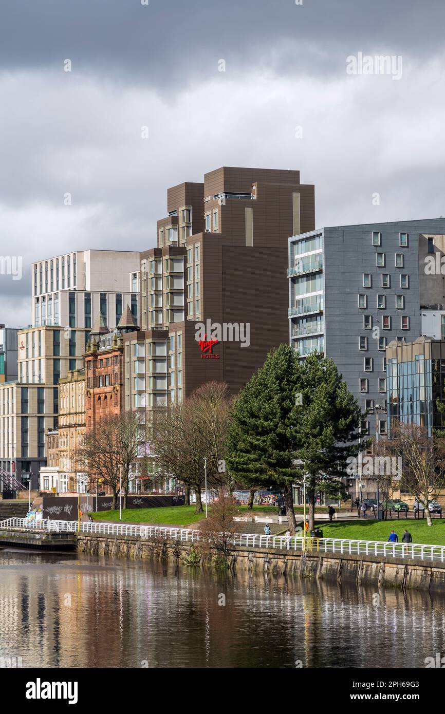 Vue le long de la passerelle de la rivière Clyde sur Clyde Street, centre-ville de Glasgow, Écosse, Royaume-Uni, Europe Banque D'Images