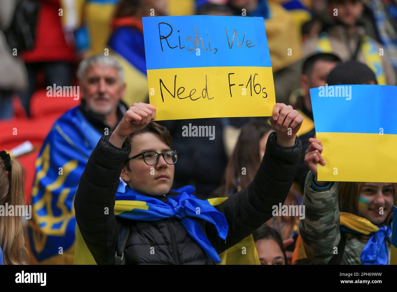 Londres, Royaume-Uni. 26th mars 2023. Un fan d'Ukraine tient un panneau indiquant « Rishi, We Need F-16s » lors du match de qualification de l'UEFA Euro 2024 du groupe C entre l'Angleterre et l'Ukraine au stade Wembley sur 26 mars 2023 à Londres, en Angleterre. (Photo de Daniel Chesterton/phcimages.com) Credit: PHC Images/Alamy Live News Banque D'Images