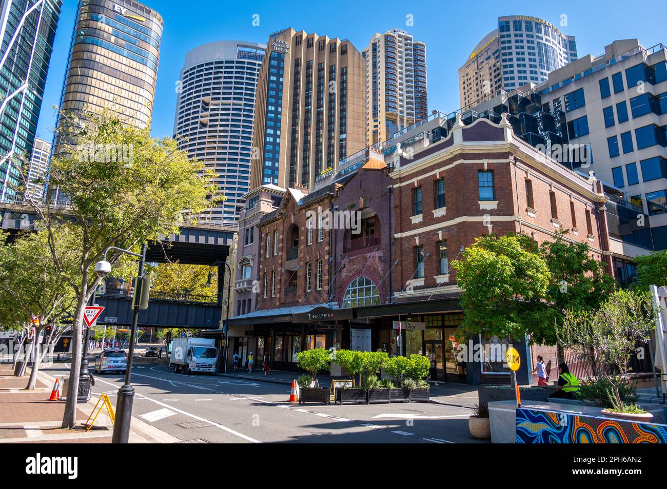 La galerie marchande T Galleria, située dans l'un des anciens bâtiments de George Street, dans le quartier The Rocks de Sydney, est éclipsé par les bureaux de la tour an Banque D'Images