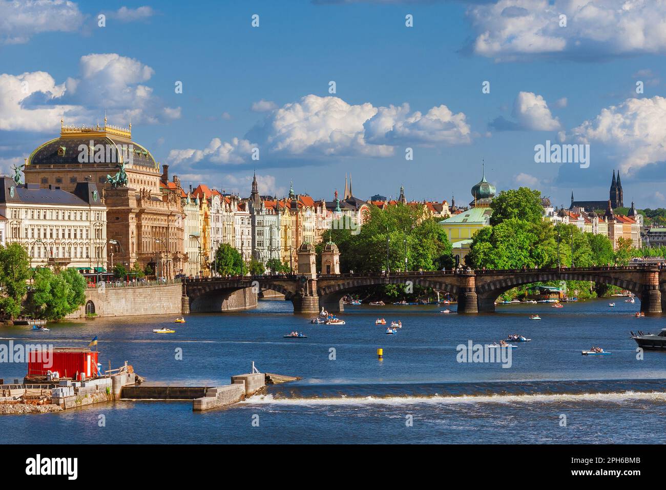 Prague magnifique sur la Vltava avec le Théâtre national, le pont de la légion, l'île Slovansky et des bateaux à aubes Banque D'Images