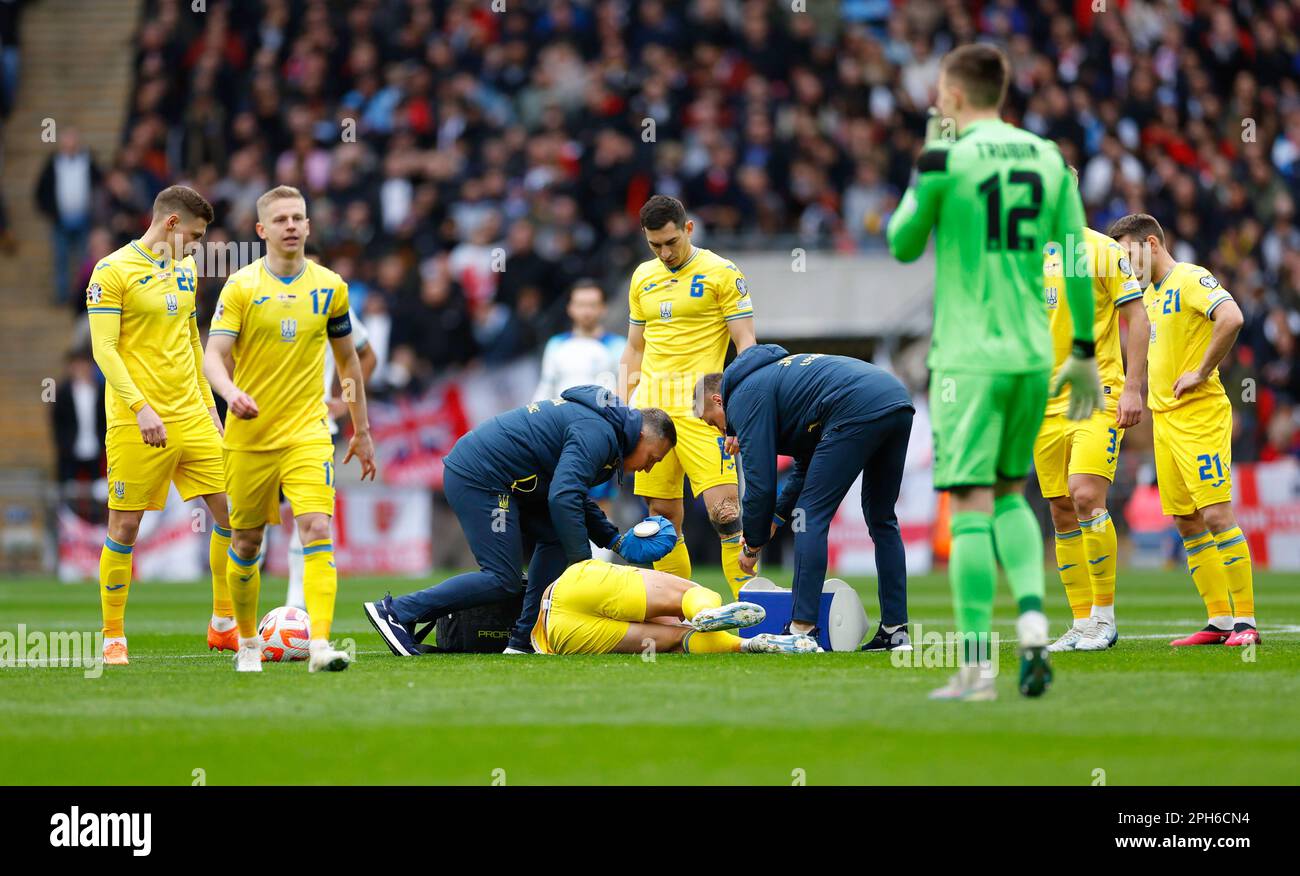 Londres, Royaume-Uni. 26th mars 2023. Londres, Angleterre, 26 mars 2023: Ruslan Malinovskyi (8 Ukraine) reçoit un traitement lors du match de football des qualifications européennes de l'UEFA entre l'Angleterre et l'Ukraine au stade Wembley à Londres, en Angleterre. (James Whitehead/SPP) crédit: SPP Sport Press photo. /Alamy Live News Banque D'Images