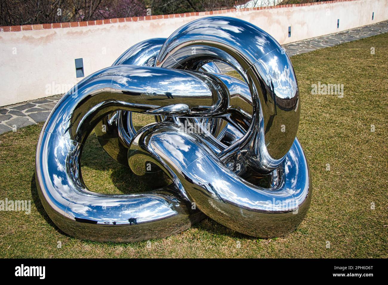 Prague, République Tchèque - 21.03.2023 - sculptures en plein air de Lukas Rais dans le jardin de Bastion appelé la forme de la matière légère et vous. Banque D'Images Prague, République Tchèque - 21.03.2023 - sculptures en plein air de Lukas Rais dans le jardin de Bastion appelé la forme de la matière légère et vous. Banque D'Images