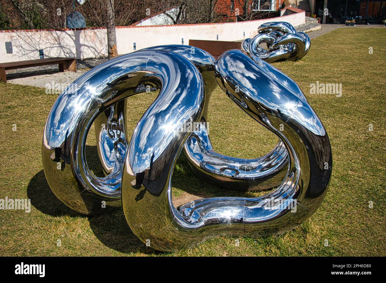 Prague, République Tchèque - 21.03.2023 - sculptures en plein air de Lukas Rais dans le jardin de Bastion appelé la forme de la matière légère et vous. Banque D'Images Prague, République Tchèque - 21.03.2023 - sculptures en plein air de Lukas Rais dans le jardin de Bastion appelé la forme de la matière légère et vous. Banque D'Images