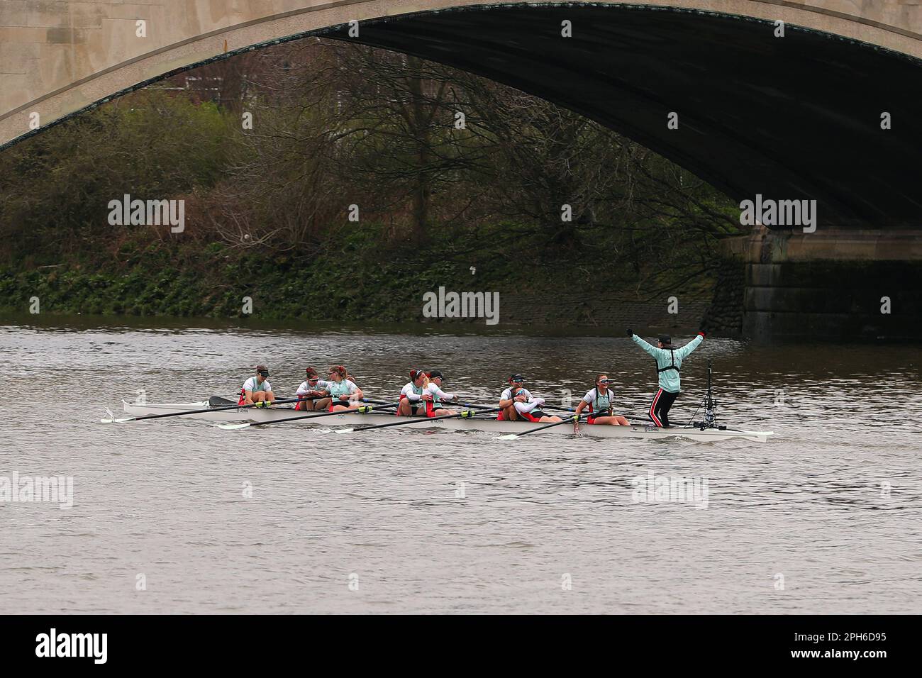 River Thames, Londres, Royaume-Uni. 26th mars 2023. Courses nautiques à l'université, Oxford Women versus Cambridge Women ; l'université de Cambridge célèbre après leur victoire dans la course nautique féminine de 77th. Crédit : action plus Sports/Alamy Live News Banque D'Images