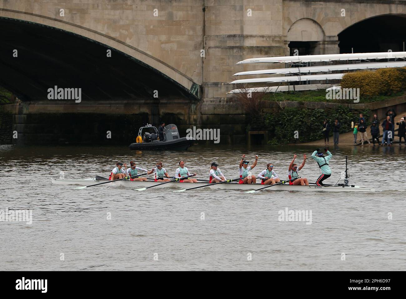 River Thames, Londres, Royaume-Uni. 26th mars 2023. Courses nautiques à l'université, Oxford Women versus Cambridge Women ; l'université de Cambridge célèbre après leur victoire dans la course nautique féminine de 77th. Crédit : action plus Sports/Alamy Live News Banque D'Images