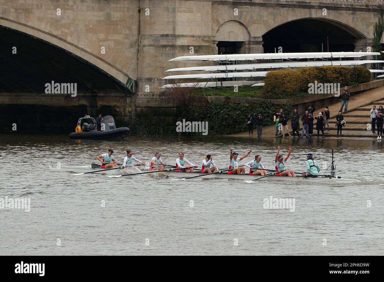 River Thames, Londres, Royaume-Uni. 26th mars 2023. Courses nautiques à l'université, Oxford Women versus Cambridge Women ; l'université de Cambridge célèbre après leur victoire dans la course nautique féminine de 77th. Crédit : action plus Sports/Alamy Live News Banque D'Images