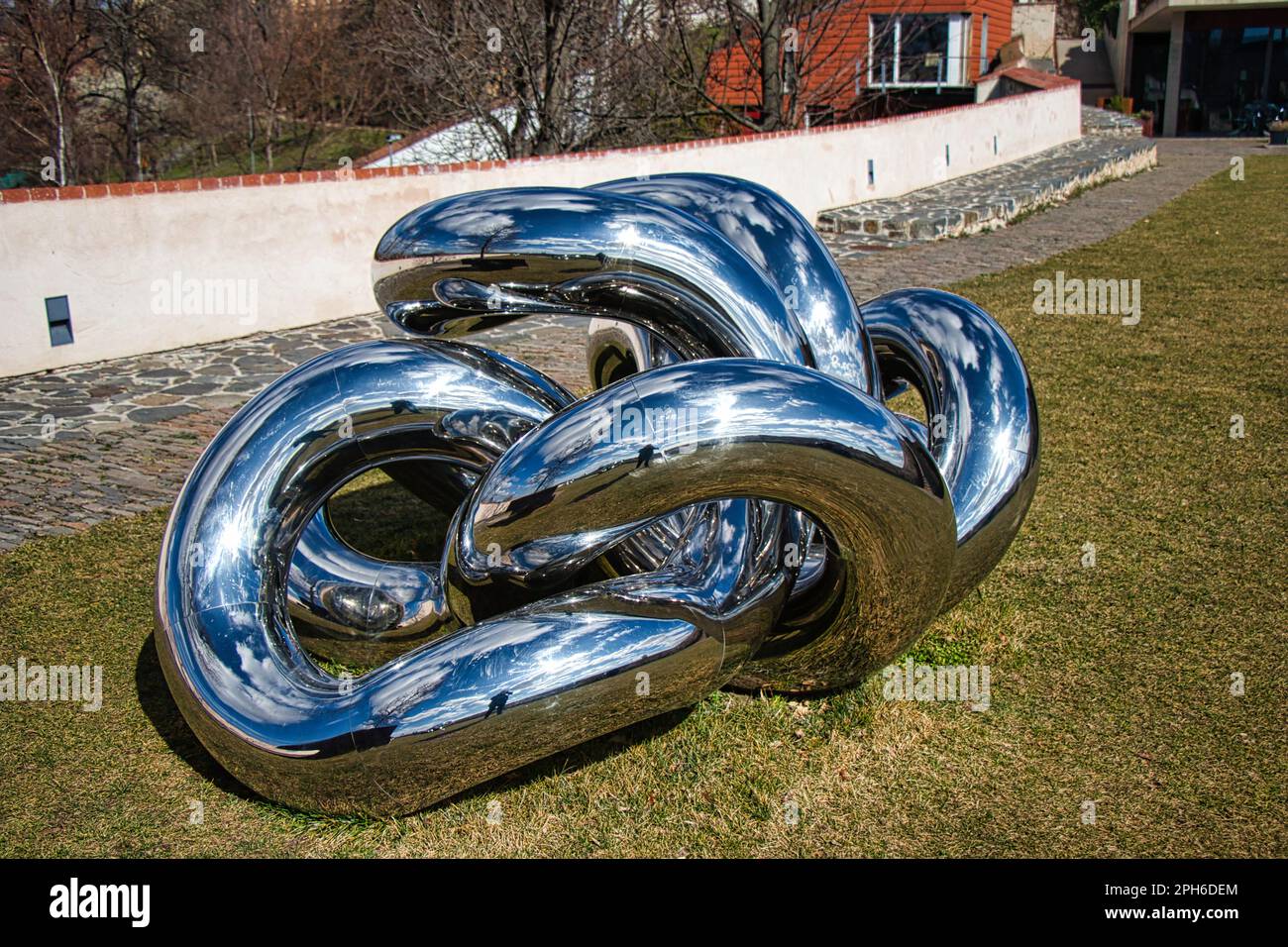 Prague, République Tchèque - 21.03.2023 - sculptures en plein air de Lukas Rais dans le jardin de Bastion appelé la forme de la matière légère et vous. Banque D'Images Prague, République Tchèque - 21.03.2023 - sculptures en plein air de Lukas Rais dans le jardin de Bastion appelé la forme de la matière légère et vous. Banque D'Images