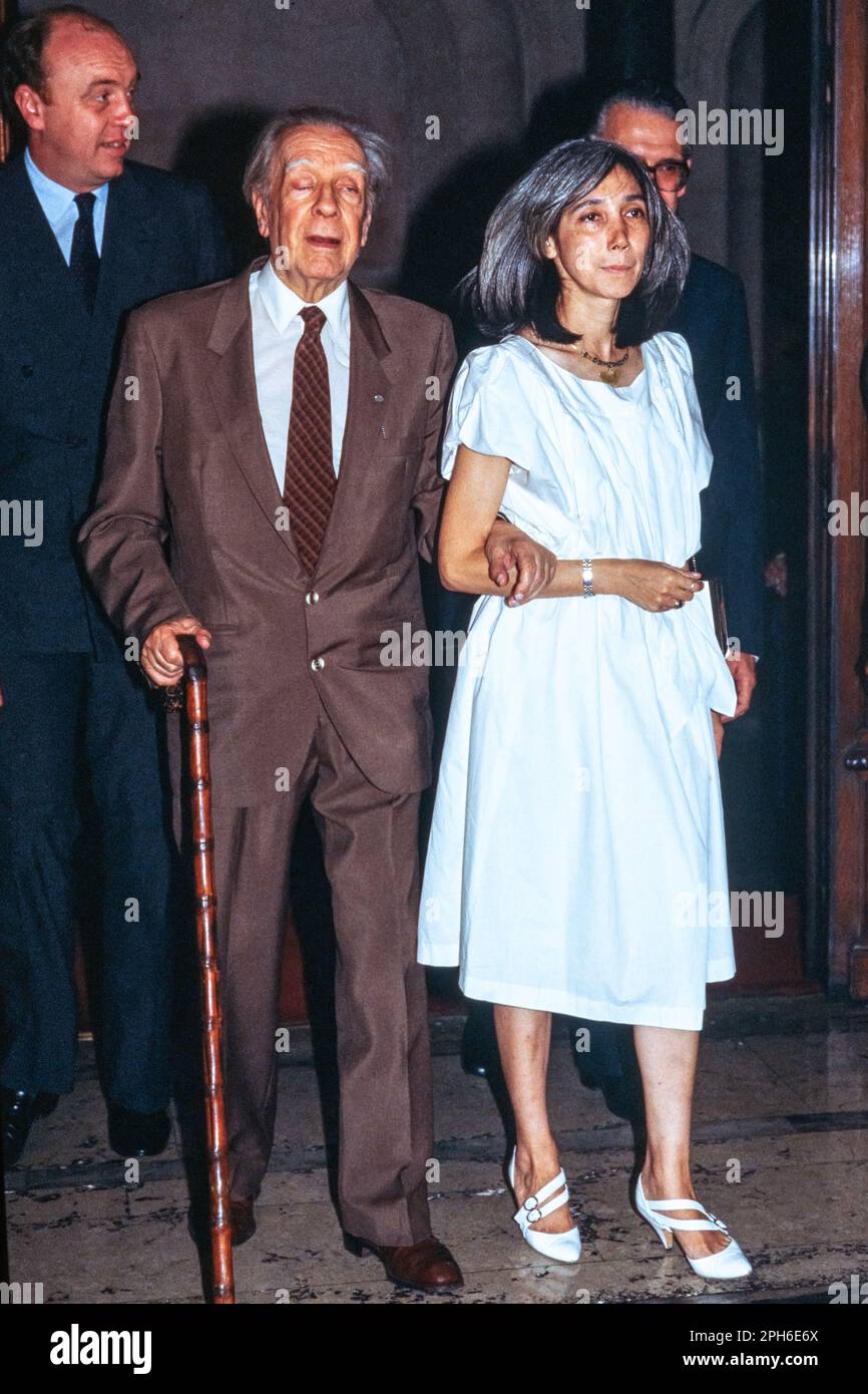 PHOTO DE FICHIER 1985- Buenos Aires, Argentine, 1985 - l'écrivain Argentine Maria Kodama aide à marcher son célèbre mari l'écrivain Jorge Luis Borges (qui était aveugle) dans ce fichier photo. Kodama est mort à Buenos Aires sur 26 mars 2023 à l'âge de 86 ans, photo par Enrique Shore crédit: Enrique Shore/Alay stock photo Banque D'Images