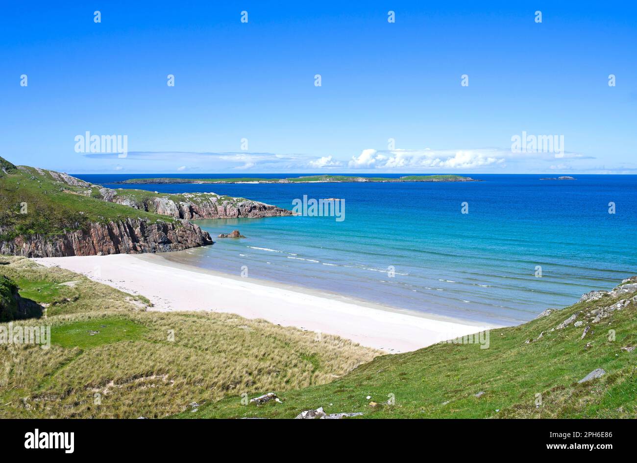 Belle plage de sable blanc de Traigh Allt Chailgeag près de Durness sur la North Coast 500 route, Sutherland, Scottish Highlands, Écosse Royaume-Uni. Banque D'Images