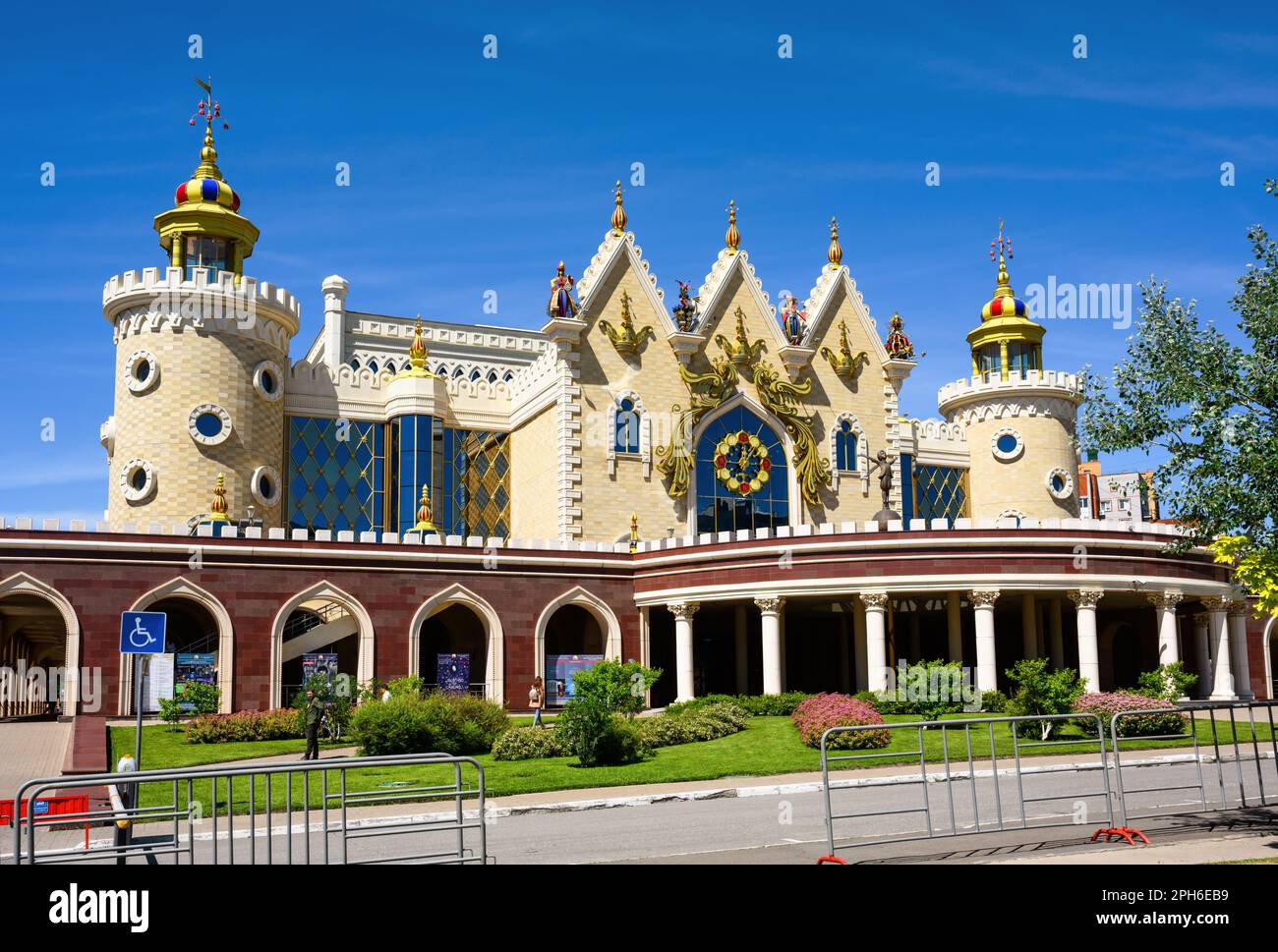 Kazan, Russie - 18 juin 2021: Théâtre de marionnettes d'État de Tatar Ekiyat, Kazan, Tatarstan.C'est un monument historique de Kazan.Vue sur le beau bâtiment, enfants Banque D'Images