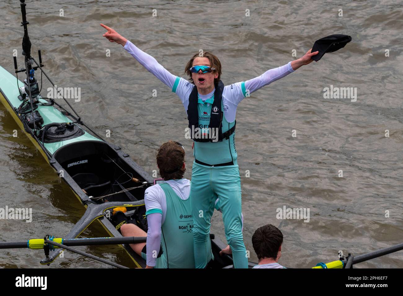 Chiswick Bridge, Chiswick, Londres, Royaume-Uni. 26th mars 2023. Les rameurs de Cambridge célèbrent leur victoire sur l’équipe d’Oxford lors de la course masculine de bateaux sur la Tamise en 168th après la ligne d’arrivée à Mortlake avant le pont Chiswick. Paroisse de Cox Jasper Banque D'Images