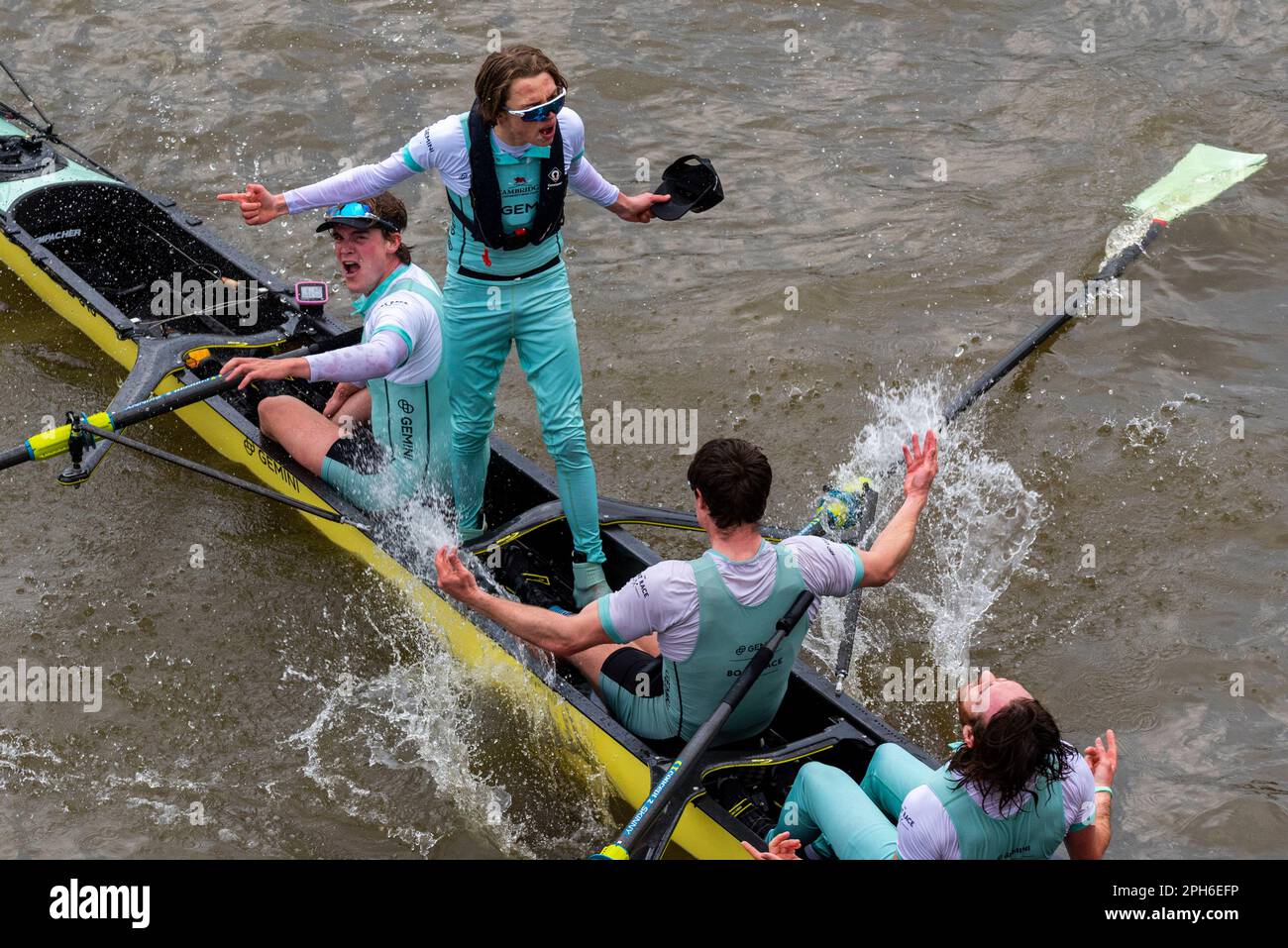 Chiswick Bridge, Chiswick, Londres, Royaume-Uni. 26th mars 2023. Les rameurs de Cambridge célèbrent leur victoire sur l’équipe d’Oxford lors de la course masculine de bateaux sur la Tamise en 168th après la ligne d’arrivée à Mortlake avant le pont Chiswick. Paroisse de Cox Jasper Banque D'Images