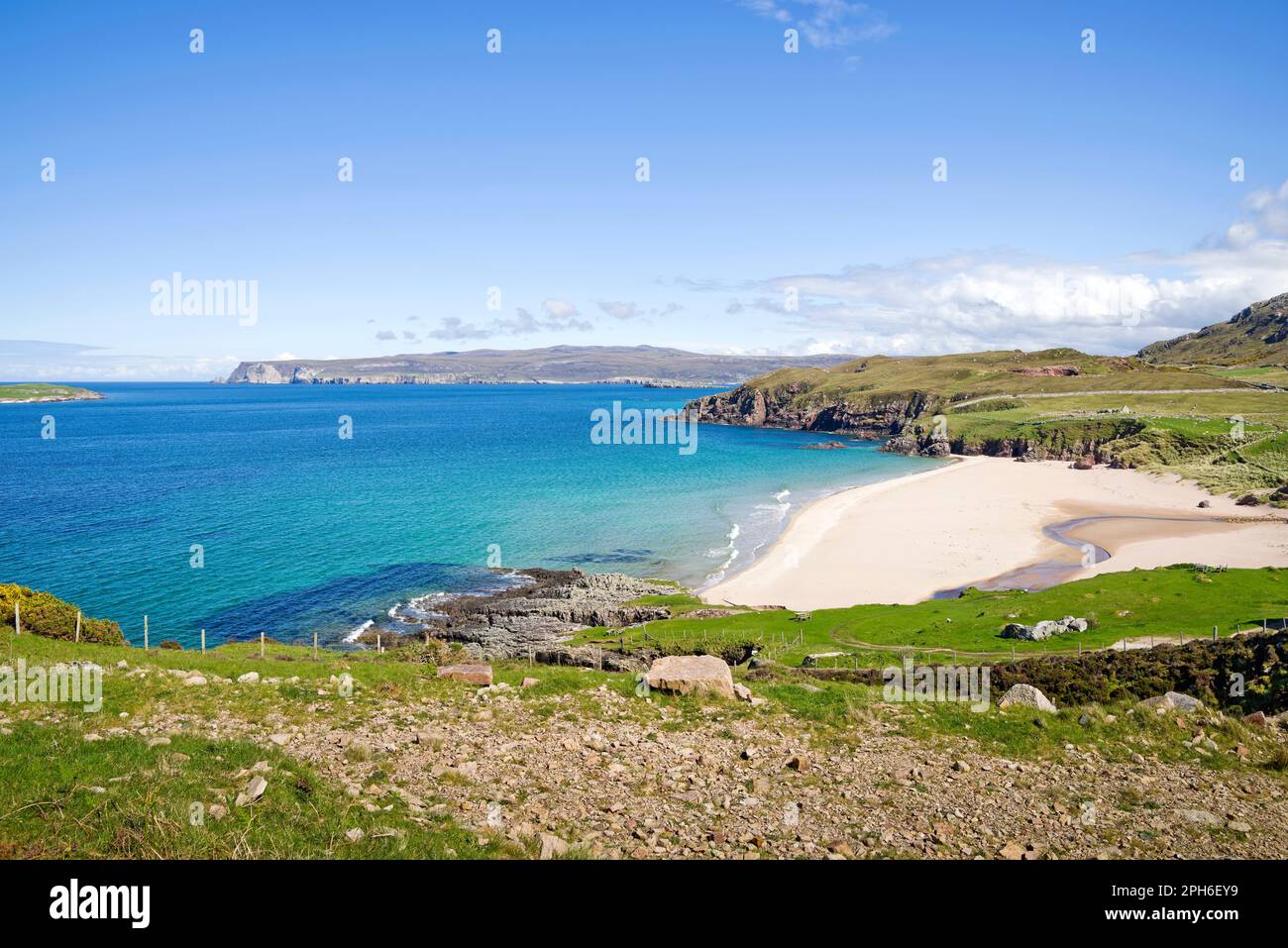 Vue sur la plage de Sangobeg, Durness, North Coast, Sutherland, de l'autre côté de la mer bleue calme jusqu'à Whiten Head, au loin, sur le côté lointain du Loch Eriboll. Banque D'Images