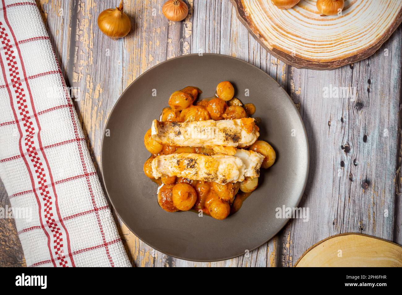 Stifado grec traditionnel avec poisson à la morue Banque D'Images