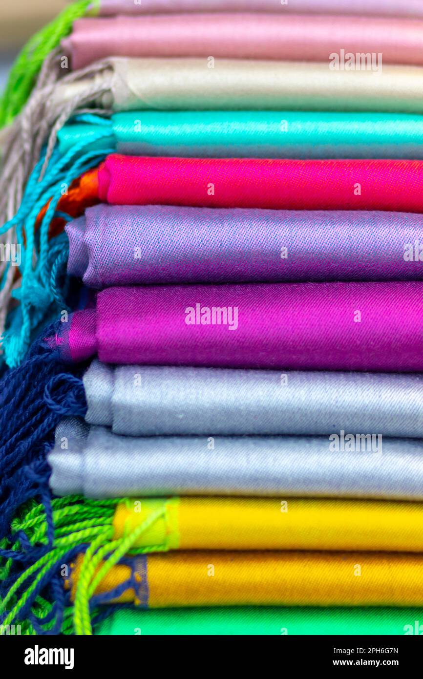 Foulards en soie aux couleurs de l'arc-en-ciel qui brillent au soleil dans un magasin Banque D'Images