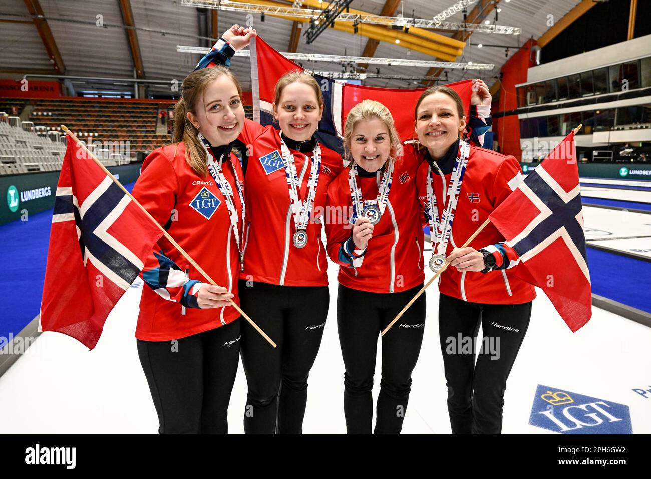 Martine Rönning, mille Haslev Nordby, Kristin Skaslien et Marianne Rörvik , Norvège, médaillés d'argent du LGT World Women's Curling Championship a Banque D'Images