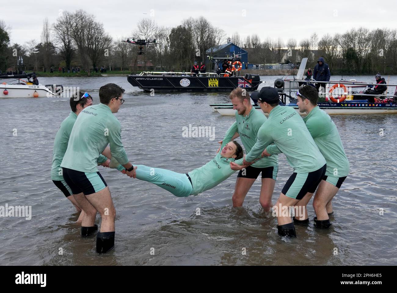 La paroisse cox Jasper de Cambridge est jetée dans la rivière après la course de bateaux Gemini 168th 2023 sur la Tamise à Londres. Date de la photo: Dimanche 26 mars 2023. Banque D'Images