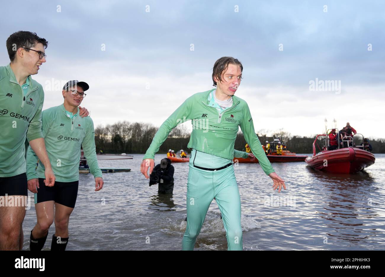 La paroisse cox Jasper de Cambridge est jetée dans la rivière après la course de bateaux Gemini 168th 2023 sur la Tamise à Londres. Date de la photo: Dimanche 26 mars 2023. Banque D'Images