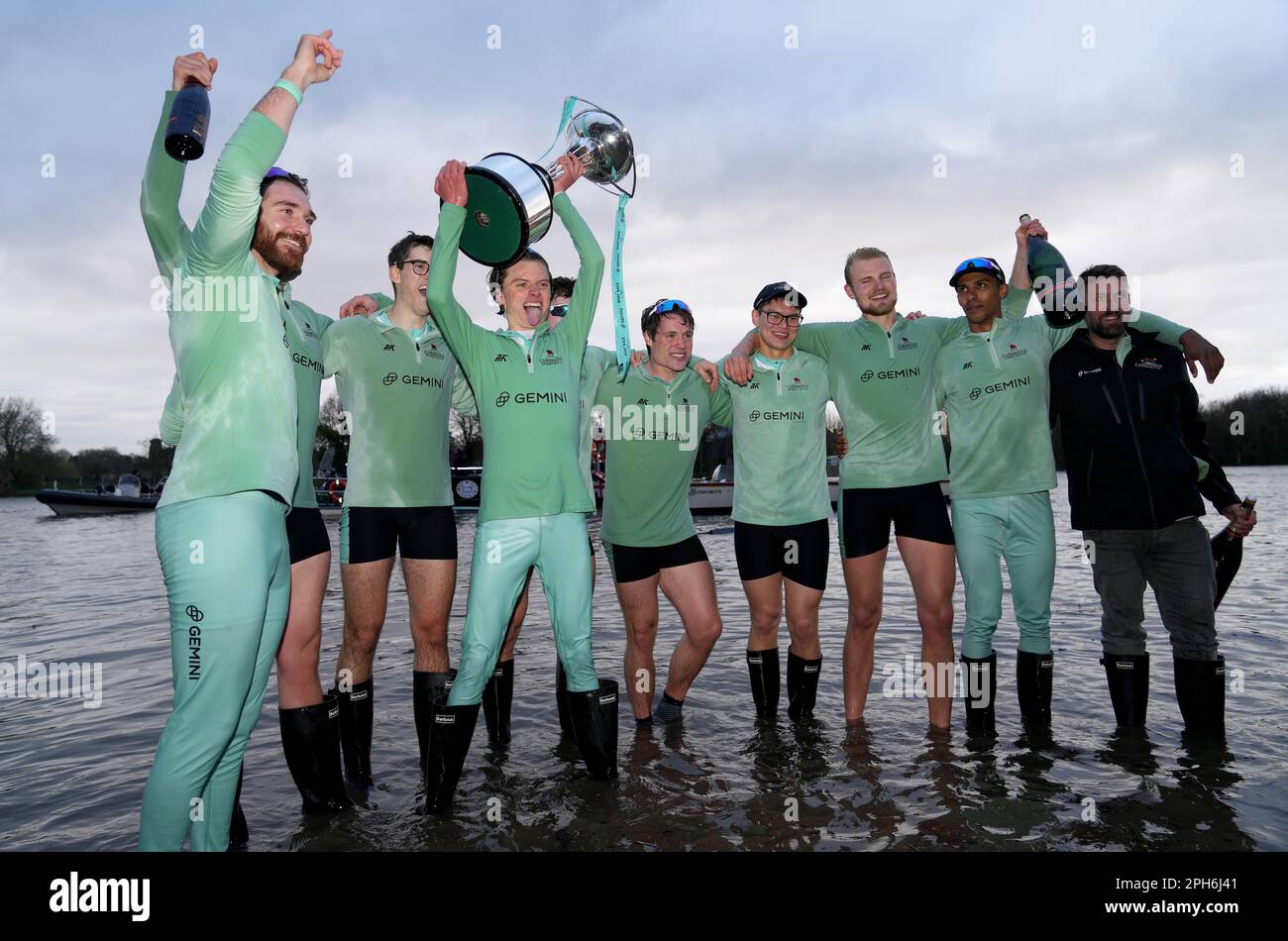 La paroisse cox Jasper de Cambridge pour hommes (au centre) célèbre avec le trophée et ses copains d'équipe après la course de bateaux Gemini pour hommes 2023 sur la Tamise, Londres, en 168th. Date de la photo: Dimanche 26 mars 2023. Banque D'Images