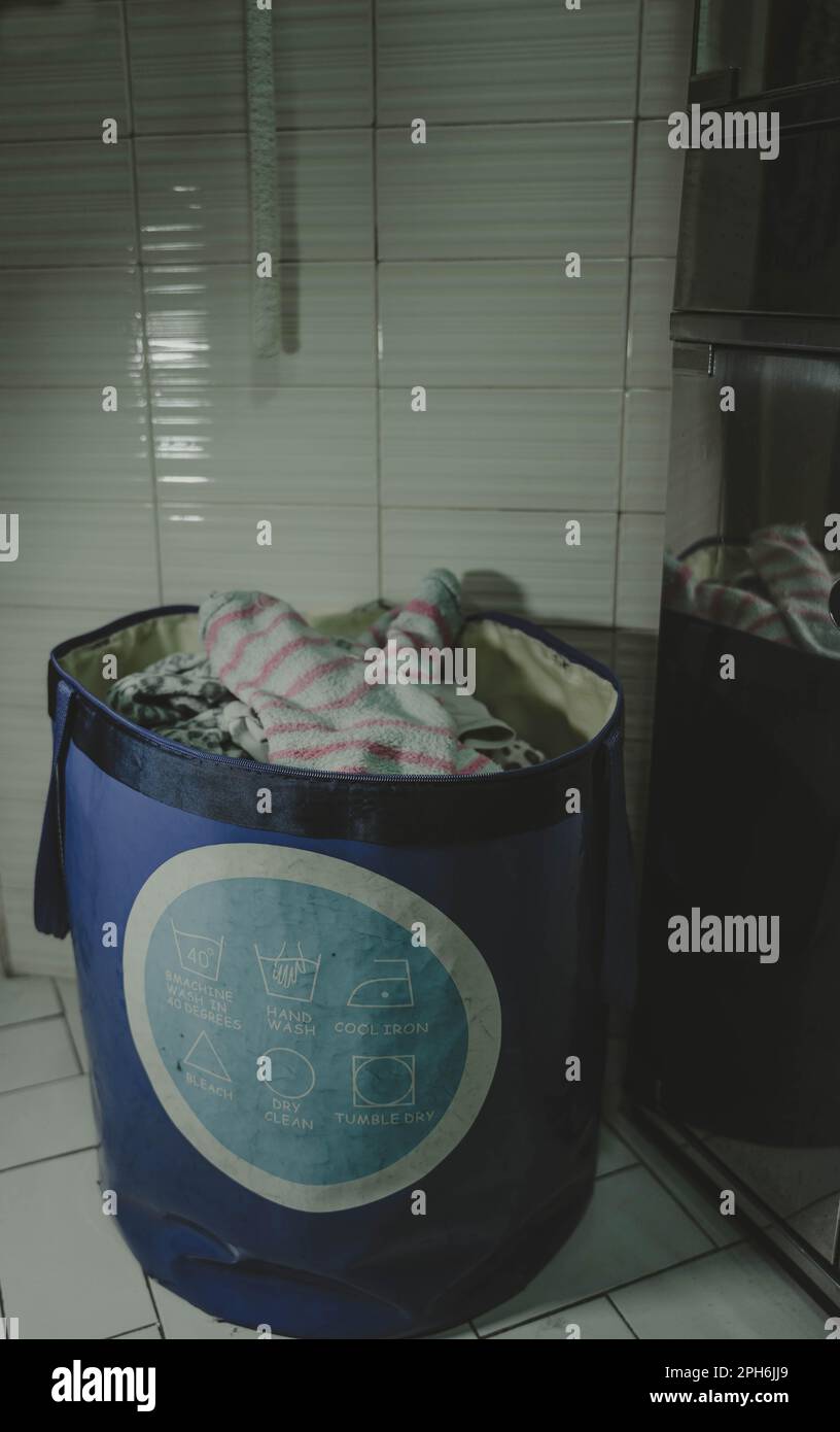 Sac de linge sale plein Banque D'Images
