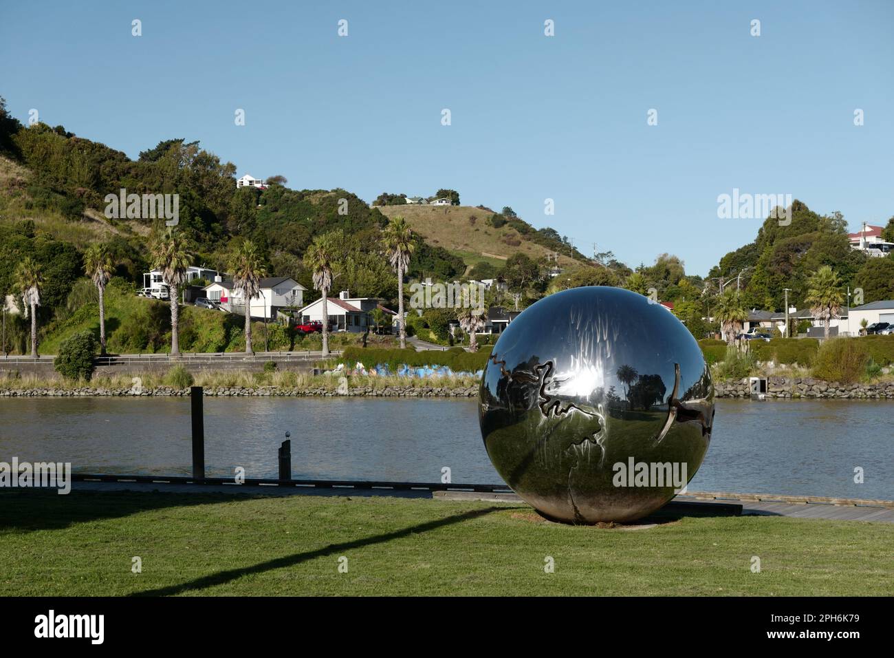 Front d'eau à Whanganui avec installation d'art sphérique en acier Banque D'Images