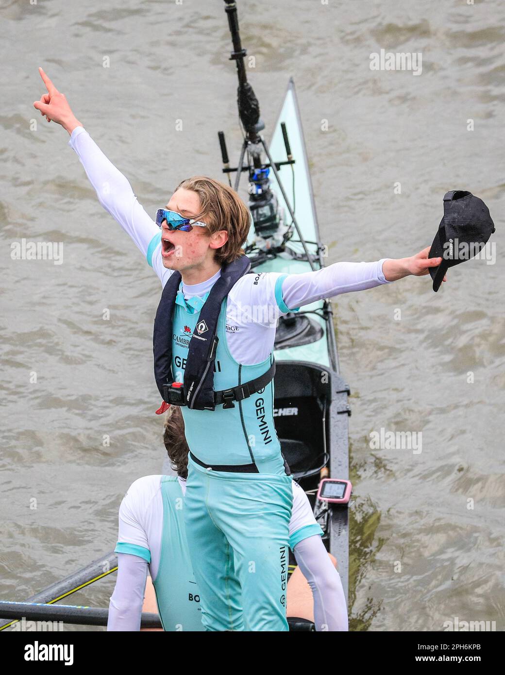 Londres, Royaume-Uni. 26th mars 2023. Cambridge Cox Jasper Parish lève les bras pour célébrer la victoire. La course masculine - Cambridge gagne encore une fois, après leur victoire précédente dans la course féminine. La course annuelle en bateau entre les équipages de l'Université d'Oxford et de l'Université de Cambridge est en cours. Il s'étend maintenant sur 185 ans de rivalité et de tradition entre les deux universités, sur un parcours de championnat de plus de 4,25 miles le long de la Tamise dans l'ouest de Londres entre Putney et Mortlake. Credit: Imagetraceur/Alamy Live News Banque D'Images