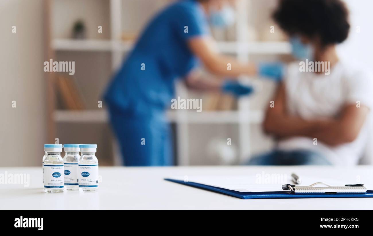 Vaccin contre le coronavirus vaccin contre la grippe médecin patient jab Banque D'Images