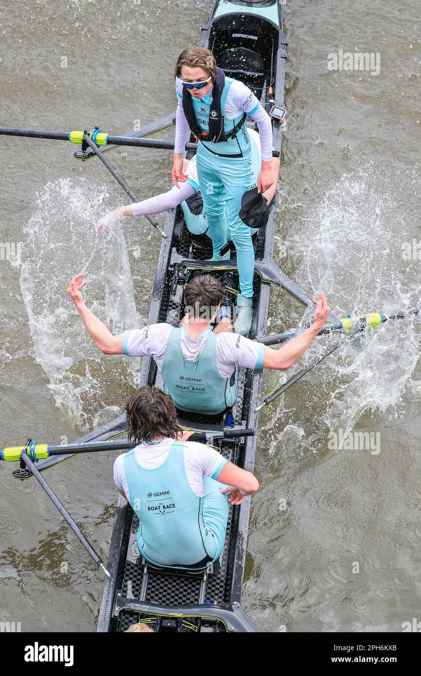 Londres, Royaume-Uni. 26th mars 2023. Cambridge Cox Jasper Parish se tient pendant que l'équipage fête et éclate de l'eau. La course masculine - Cambridge gagne encore une fois, après leur victoire précédente dans la course féminine. La course annuelle en bateau entre les équipages de l'Université d'Oxford et de l'Université de Cambridge est en cours. Il s'étend maintenant sur 185 ans de rivalité et de tradition entre les deux universités, sur un parcours de championnat de plus de 4,25 miles le long de la Tamise dans l'ouest de Londres entre Putney et Mortlake. Credit: Imagetraceur/Alamy Live News Banque D'Images