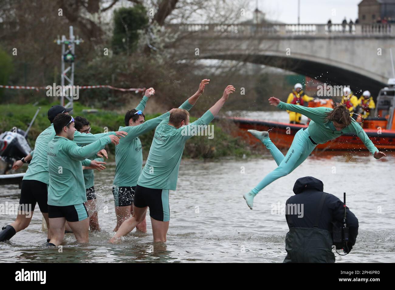 River Thames, Londres, Royaume-Uni. 26th mars 2023. Courses nautiques de l'université de mens, Oxford versus Cambridge ; Cambridge cox Jasper Parish est jeté dans la Tamise pour célébrer leur victoire 168th course en bateau pour hommes. Crédit : action plus Sports/Alamy Live News Banque D'Images