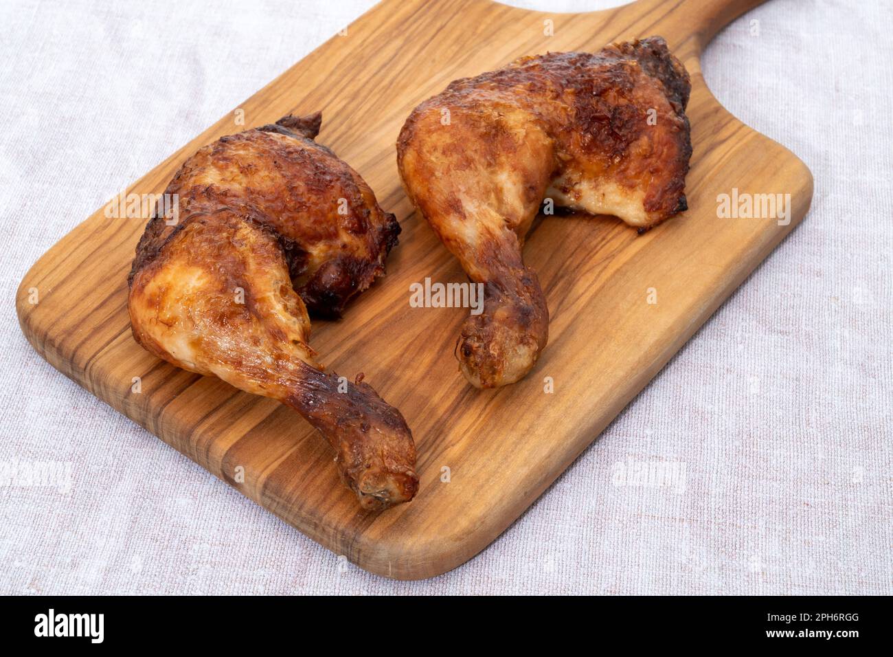 Cuisses de poulet sur une planche à découper en bois Banque D'Images