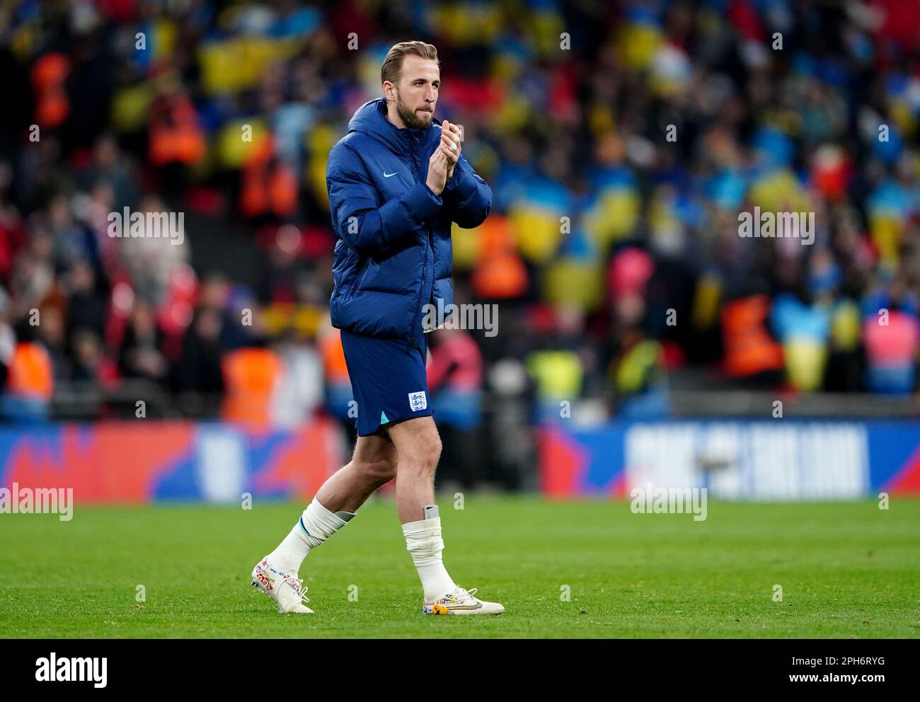 Harry Kane, un Anglais, applaudit les fans à plein temps après le match