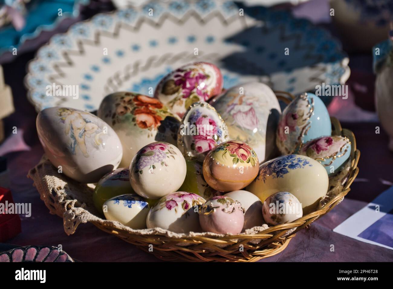 Gros plan sur des œufs en céramique élégants et décoratifs Banque D'Images