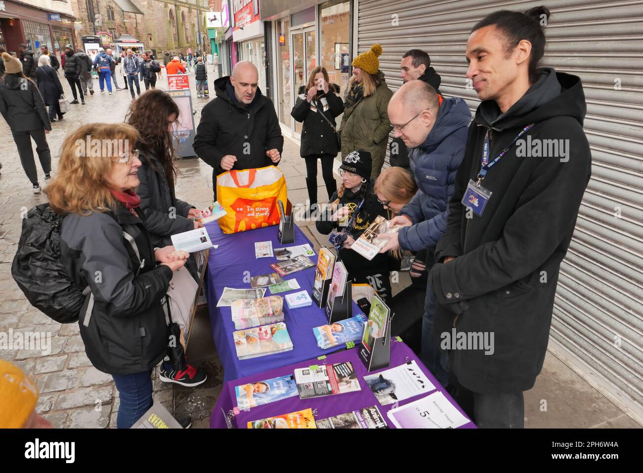 Derby Vega Sall sur la rue est dans le centre-ville de Derby un samedi après-midi pluvieux en mars 2023 avec des dépliants et des affiches. Banque D'Images