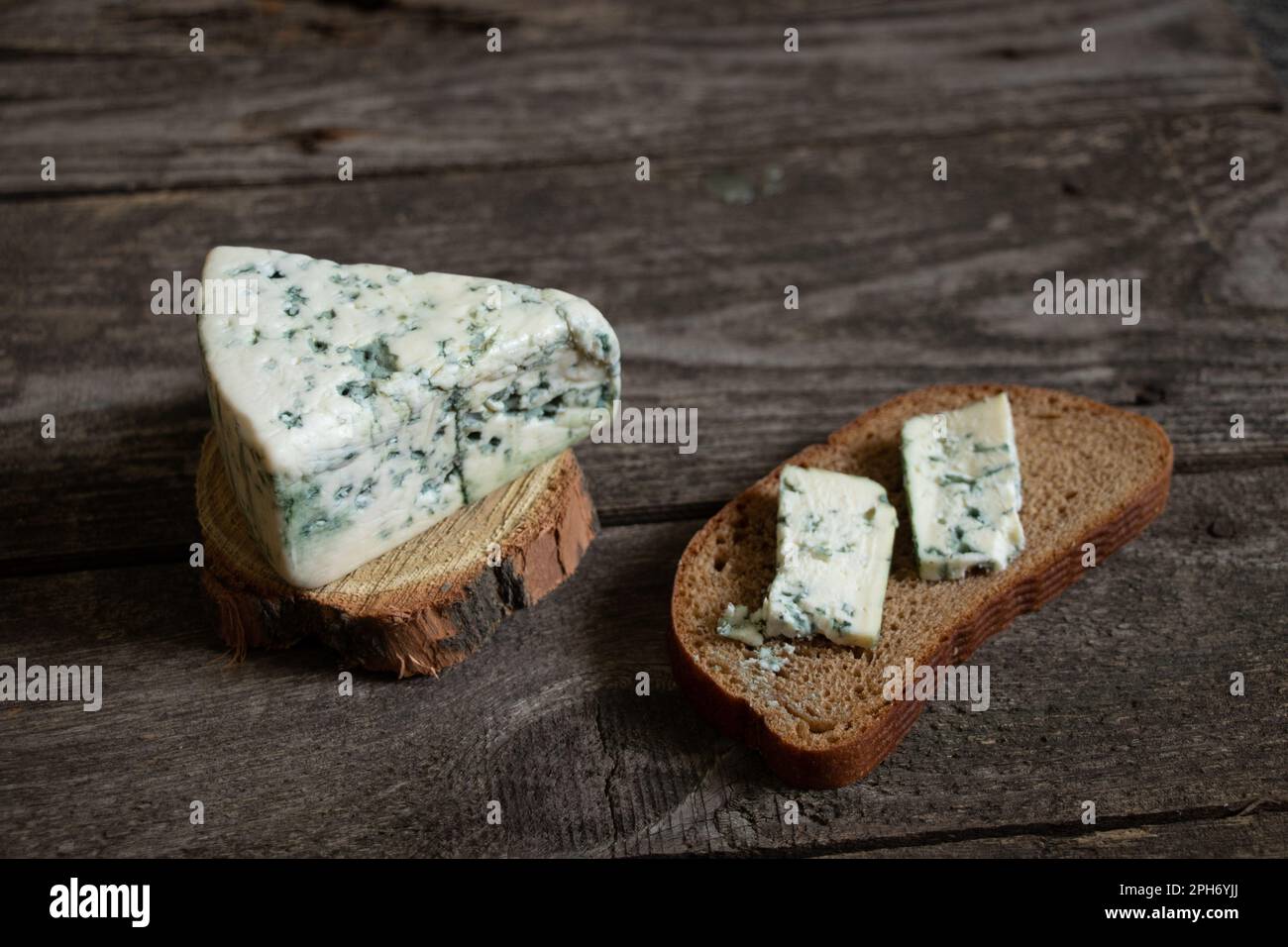 un morceau de fromage bleu sur une table en bois gros plan Banque D'Images